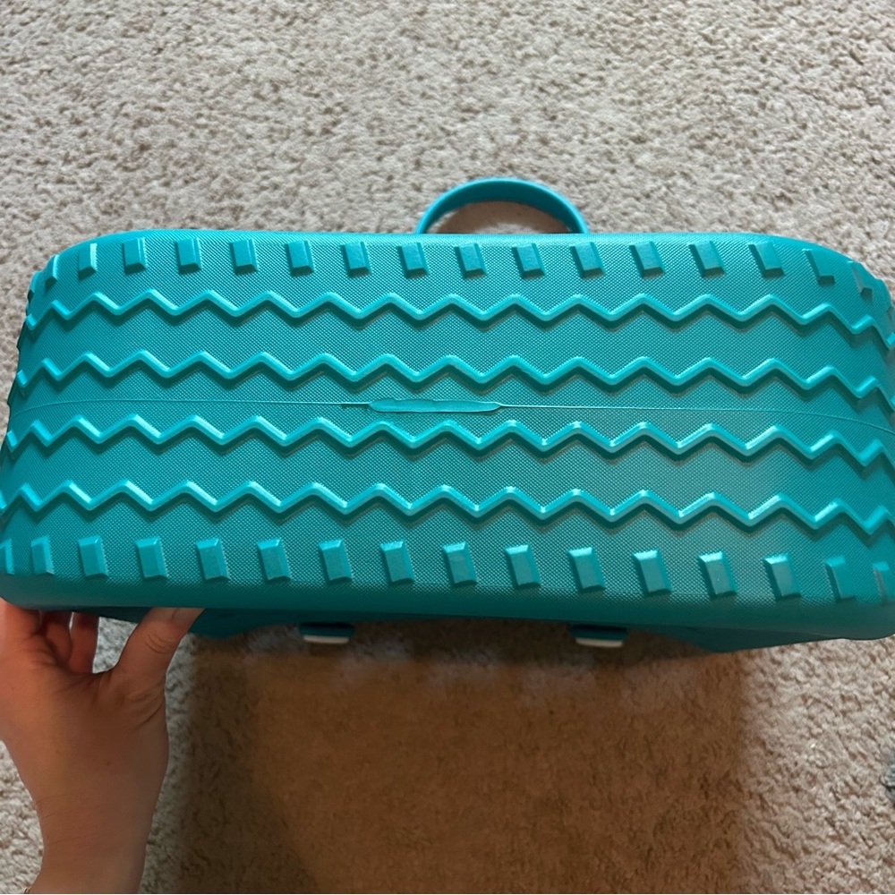 NEW Large Teal Turquoise Perforated Beach Bag Tote Bag with Button Accents - Picture 4 of 7